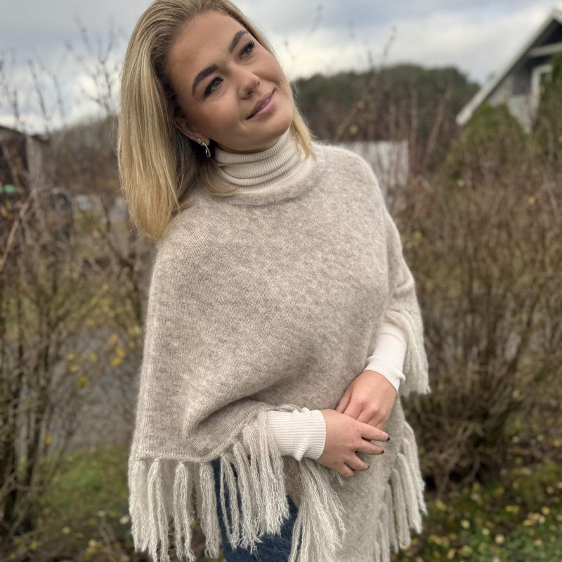 Réve Caroline poncho med frynser Sand.