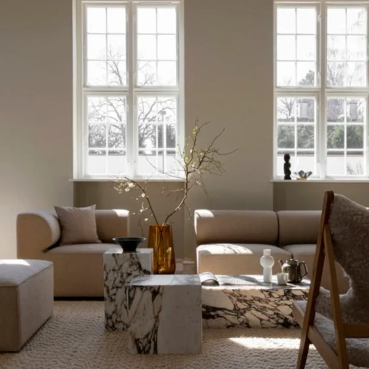 Plinth Grand, white carrara bord. AUDO Copenhagen