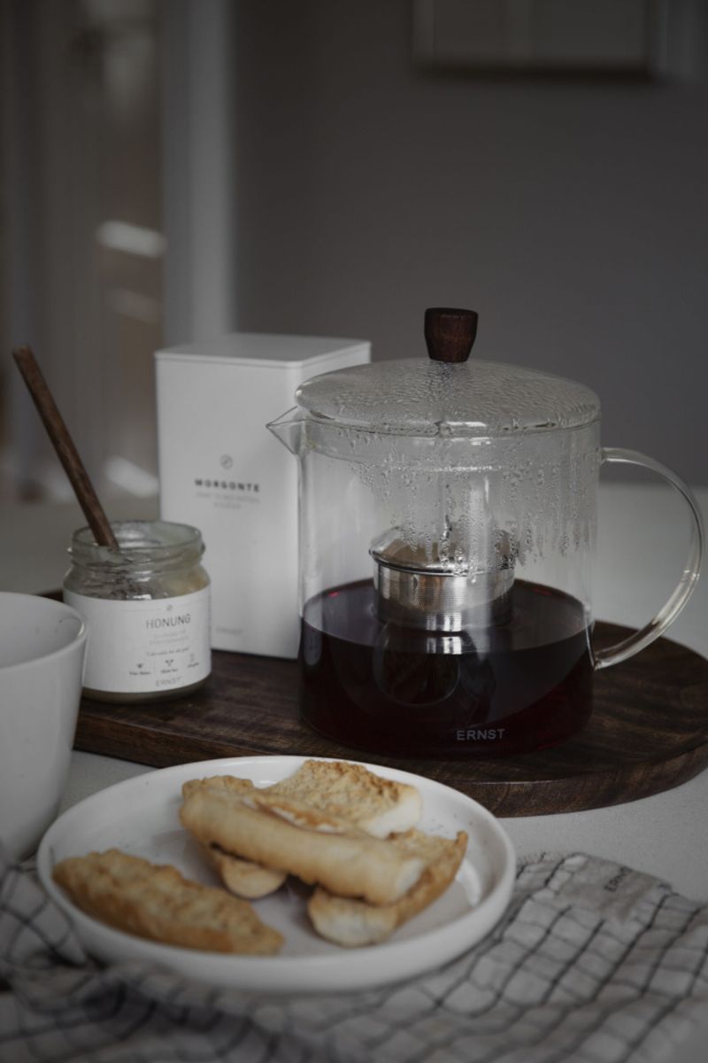 Tekanna i glas, mörk träplupp/ Ernst